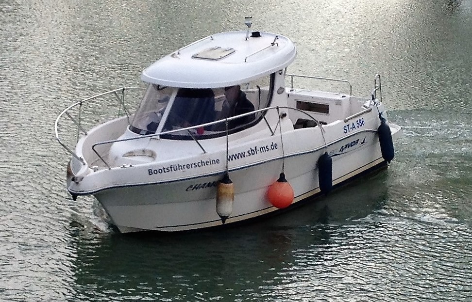 Sportboot Chamon bei Manöver auf dem Dortmund-Ems-Kanal 