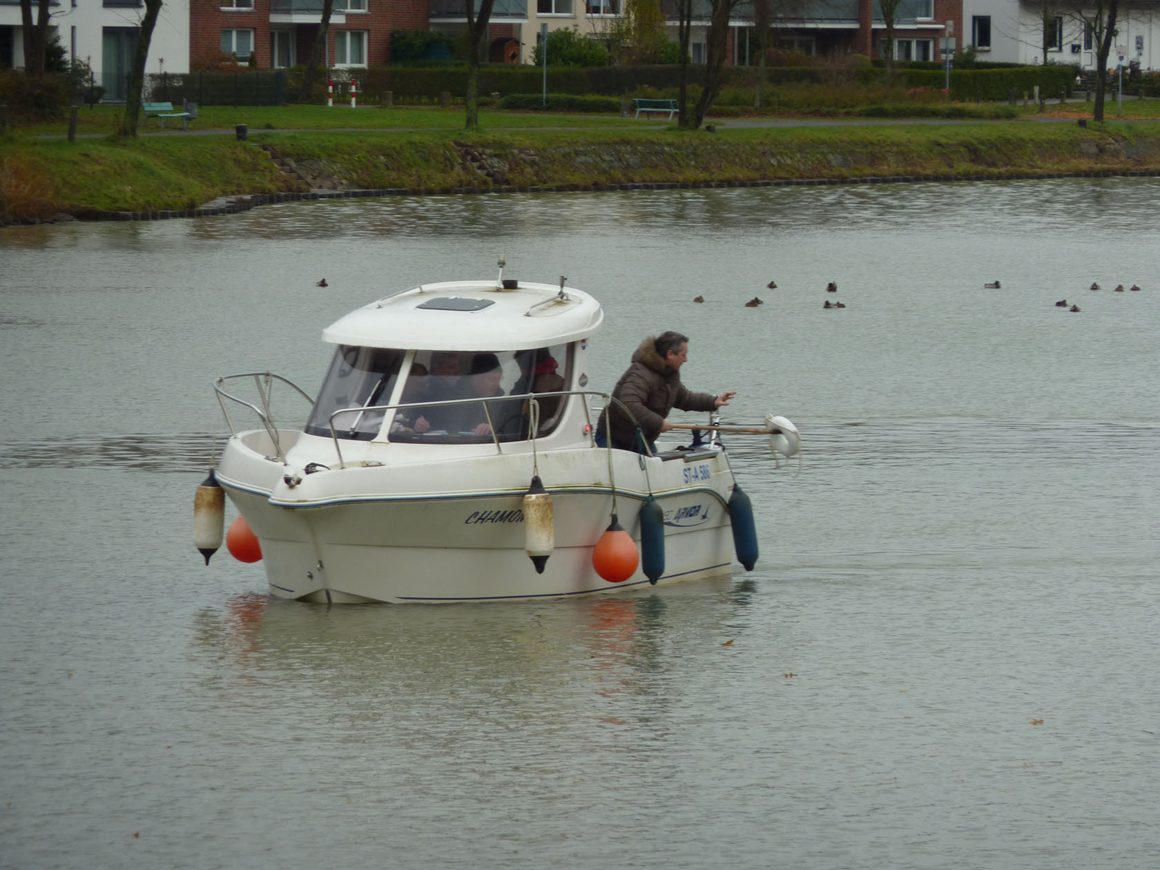 Sportbootführerscheinprüfung, Prüfling beim Manöver Mensch über Bord, dabei holt er den Ring aus dem Wasser