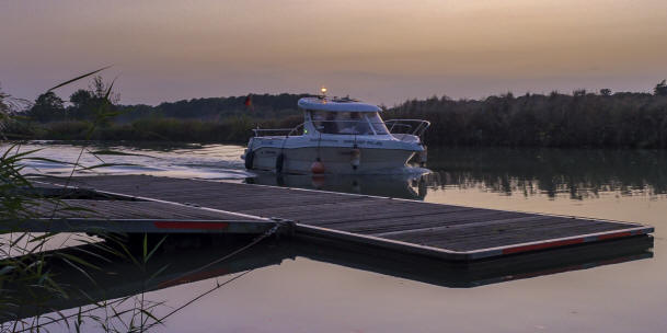 ausbildungsboot_am_Anleger_im_Abendrot_Foto_von_Michael_Brüning